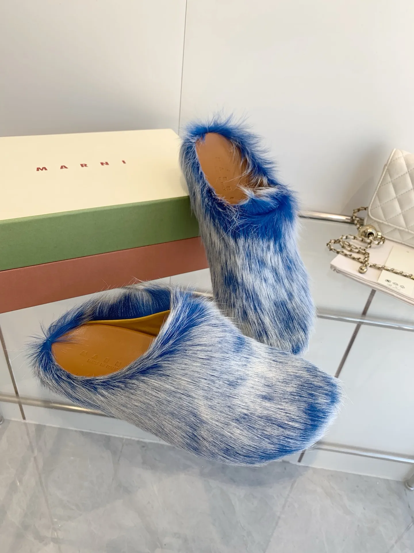 👟👟Ex-factory price 540👟👟 Men +20 🔥🔥🔥 MARNI Sabot Horsehair Slippers are a giant trendy horsehair slipper with a toe cap for all seasons, making it a beautiful landscape. The texture makes your feet more beautiful, confident and comfortable. It is a symbol of taste whether you wear it at home or outside! The real thing is very textured and the comfort is great. Fabric: horse hair. Lining: leather lining. Foot pads: leather. Sole: leather insole, rubber sole. Size: women's size 35-40. men's size: 40-46. Complete package.